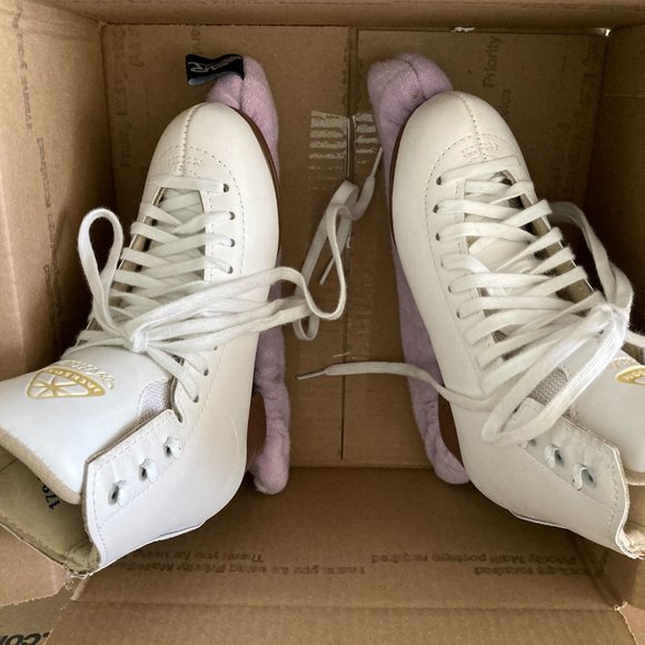 Jackson Artiste Girls Ice Skates Like New Size 3 1/2 C Brand New Skate Guards - Picture 4 of 13